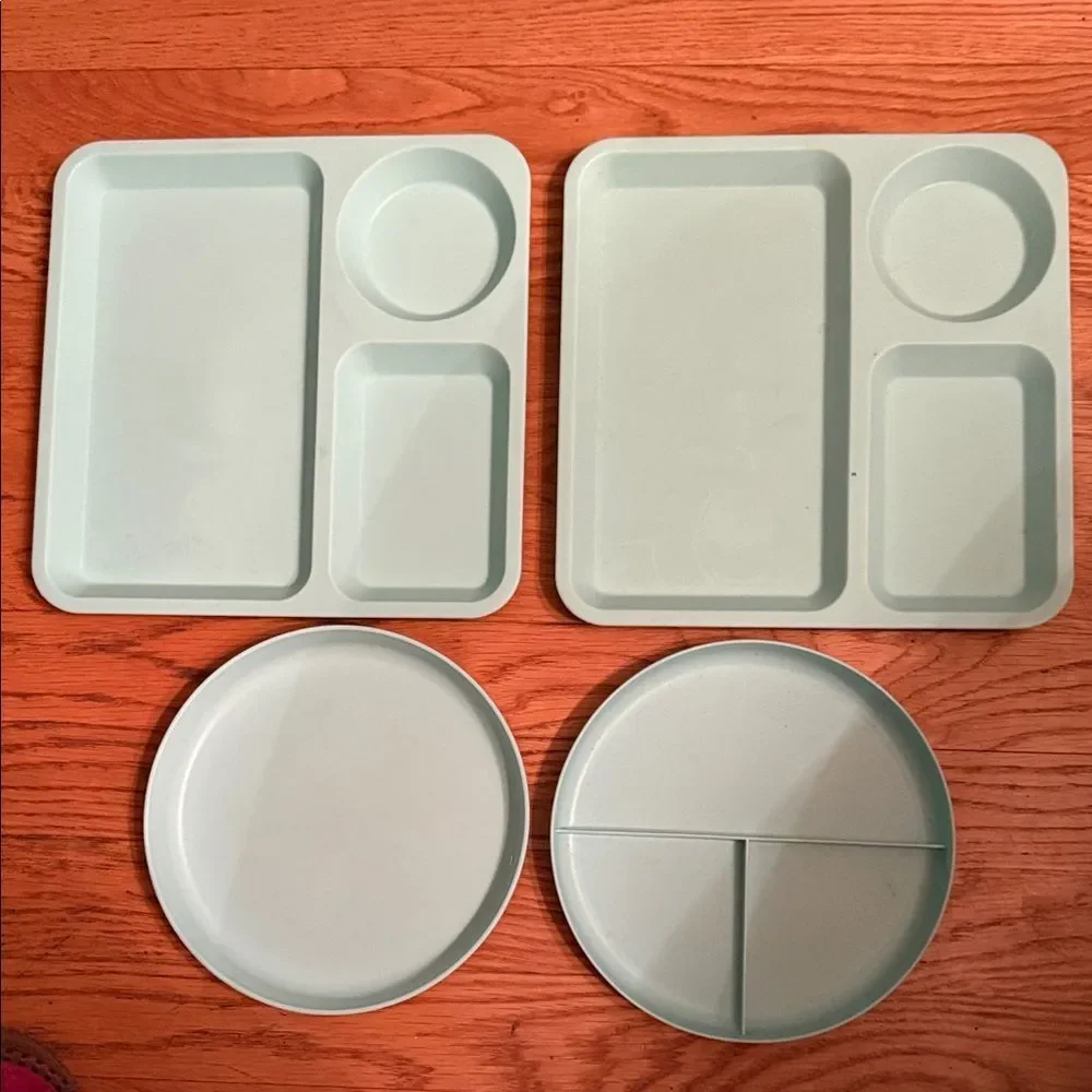 Pillowfort Silicone Divided Plates Set of Four in Pale Mint!